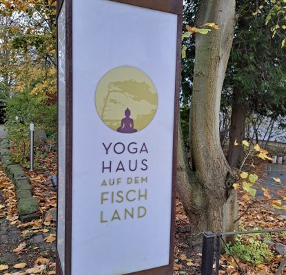 Schild vom Yoga Haus