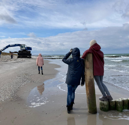 Teilnehmer einer Detox Week am Strand